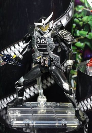 S.H.Figuarts  剧场版 假面骑士铠武：足球大决战！黄金果实争夺杯！ 假面骑士铠武·暗 黑阵羽武装 | Hpoi手办维基