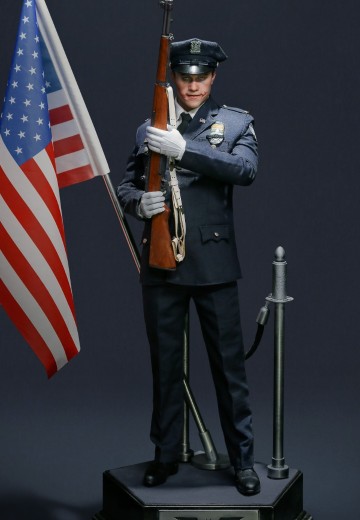 DC系列 蝙蝠侠：黑暗骑士 小丑 警服 全身像 | Hpoi手办维基