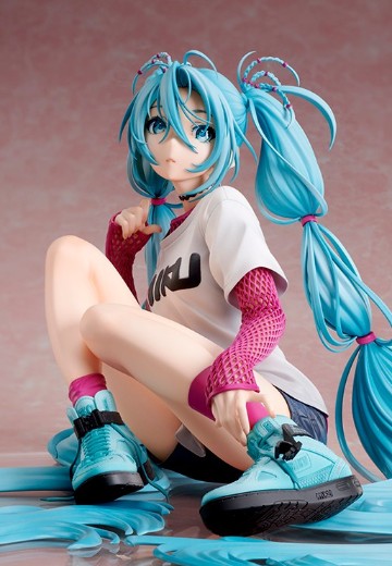 初音未来×米山舞 The Latest Street Style "Cute"