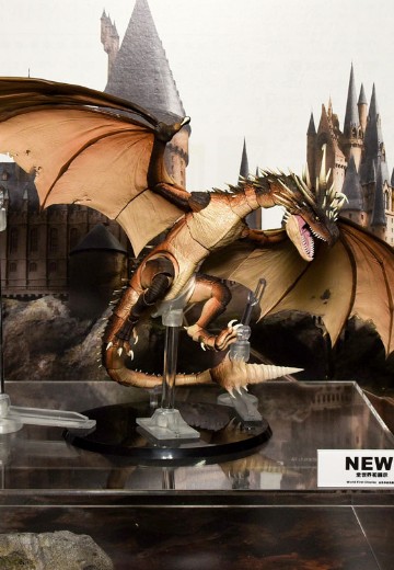 S.H.MonsterArts 匈牙利树蜂龙