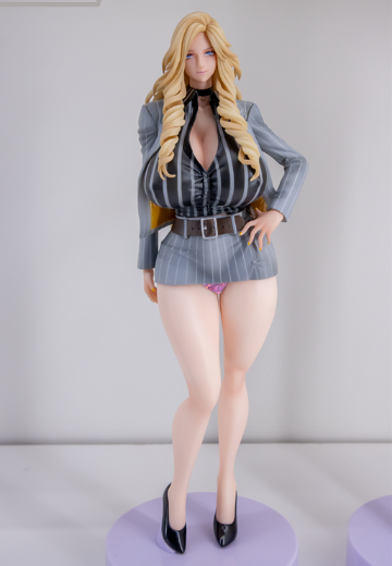 辣妹姐社长和后宫办公室 锦织爱 白辣妹灰色西装（暂称）