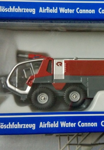 1889 卢森宝亚美洲豹8×8机场灭火消防车