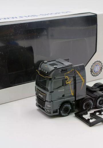 1/87 958240 曼恩 TGX GX 8x4 牵引卡车，黑色配件，纳多灰配黄色狮子涂装
