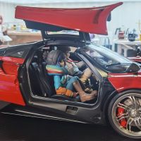 坐着跑车去露营