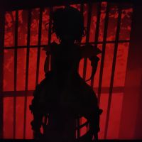 从黑暗中显现的人偶