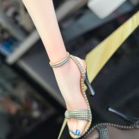 哇这腿，这背，这锁骨，这肥肉