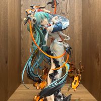 唉，飘带的燕子断了，用蓝丁胶勉强粘好了，胶水干了我看着不舒服找了只记号笔给它涂黑结果又不小心误触到飘带，还擦不掉…