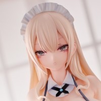 穿着比基尼的顺从女仆