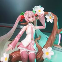 牢布的初音做的确实好，脸比公式服的优化不少