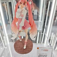 popup樱未来赏花装扮线下店的展示实物