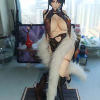 到货了，先说缺点(①头发和手部有些地方有合模线，合模线问题比较严重导致腰部衣服连接部位特别棱角分明😂曲线弧度不是很好②然后就是众所周知的追视眼一般般，③最重要的一点就是肤色阴影配色问题，粉红的太明显了，一块一块的，眼部眼影和这逆天配色有很大关系。④还有塑料保护膜贴着背部地方有水纹)＆关于手部和桌面贴合度问题，我的没啥问题，其他都不错，只能说这个价位造型和配件不错，