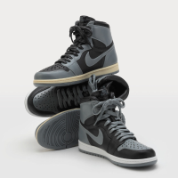 耐克牌飞人乔丹运动鞋一代 高帮鞋1985年款 黑影与逆影配色 拼装模型套件
