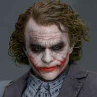 《蝙蝠侠黑暗骑士三部曲》小丑(银行劫匪版)1:6比例珍藏人偶(植发版)