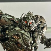 换了眼睛和两侧头盔零件，好很多