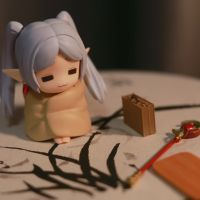 芙莉莲（典藏款）
用脸加上波奇酱的身体做成的，瑟瑟发抖的芙芙