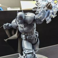 WF2025上海阿卡姆起源蝙蝠侠、丧钟、热能装甲实物图