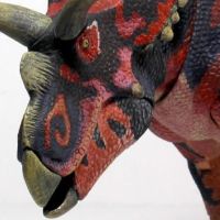 科斯莫角龙– 1/18可动玩偶