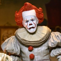 小丑回魂:欢迎来到德里镇-终极版 鲍勃·格雷饰演小丑潘尼怀斯7英寸可动人偶