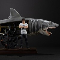 史蒂文·斯皮尔伯格与《大白鲨》50周年纪念——豪华艺术比例 1/10雕像