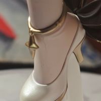 妹妹到货了，本来很高兴，摆完才发现裂开了