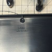 底座背面的字