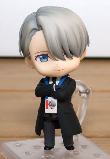 新品预览 ねんどろいど 『ユーリ！！！ on ICE』 ヴィクトル・ニキフォロフ コーチVer.[オランジュ・ルージュ]