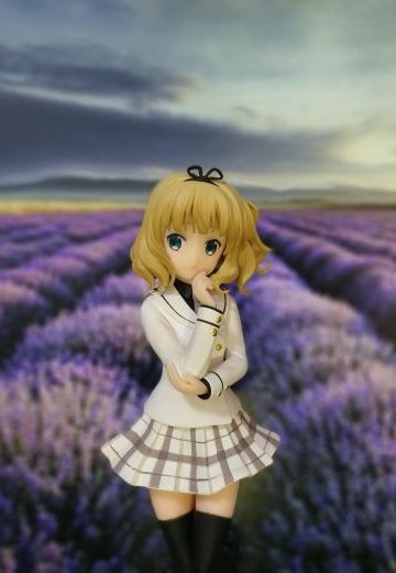 轻托下巴 柔荑抱胸