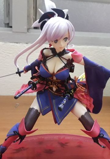 入了个中奖的武藏景品，少了一把刀，但想起furyu景品有两把，就拿来顶替，居然还不错，迟点入几把配件武器回来玩玩。