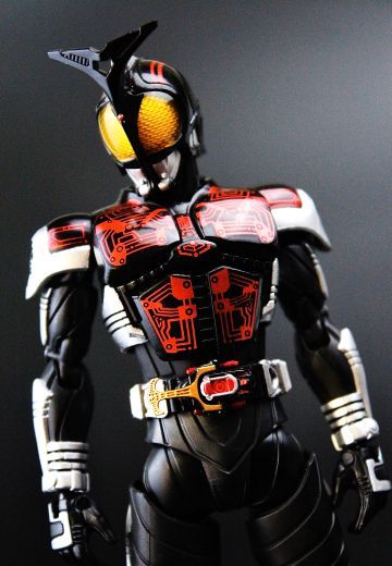S.H.Figuarts（真骨雕制法）Masked Rider Dark Kabuto