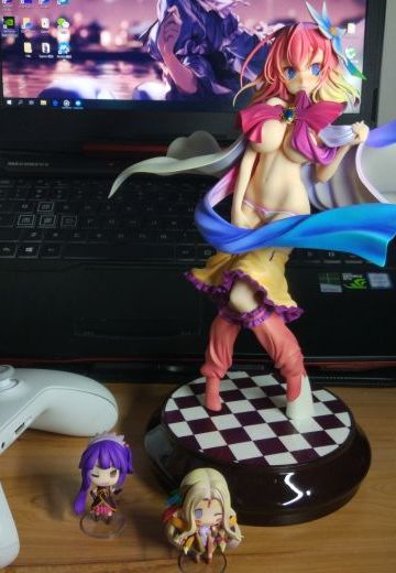 史蒂芬妮，战队里莫名其妙多了只r18出来