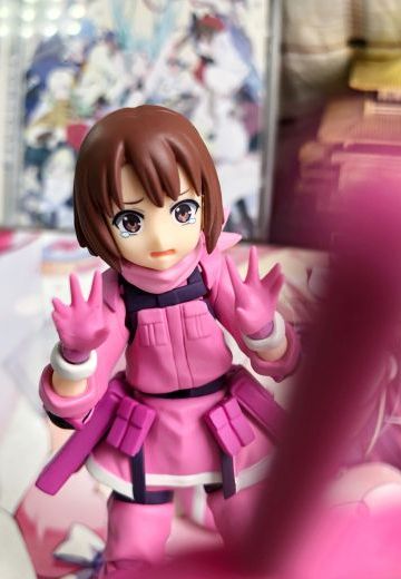 这么粉的小萝莉上战场会被打成马蜂窝吧～