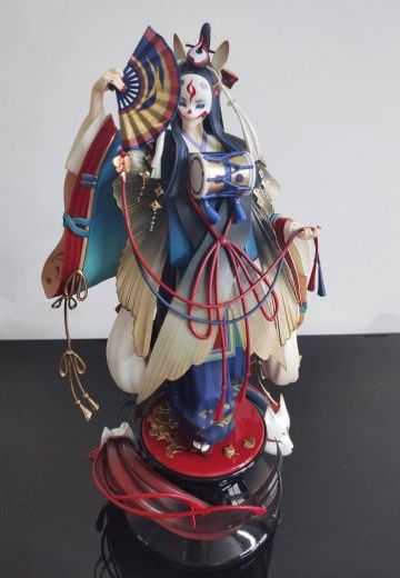 扇舞若悠悠,狐面掩笑眸。