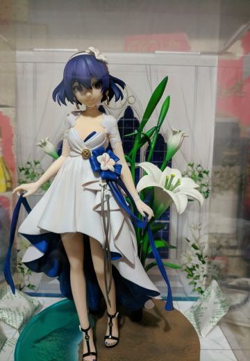 灯光下眼睛的阴影显得迷之腹黑