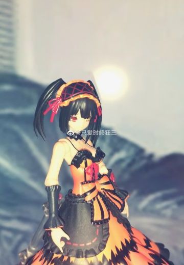 24岁，是精灵，裙子减少了腿的可动性……