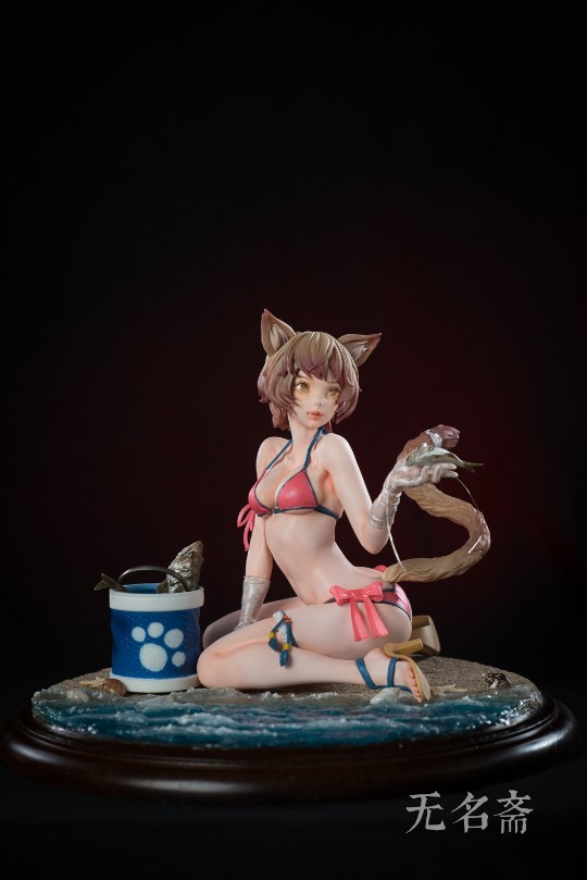 バケツに入った魚 と、おまけ水着ネコ