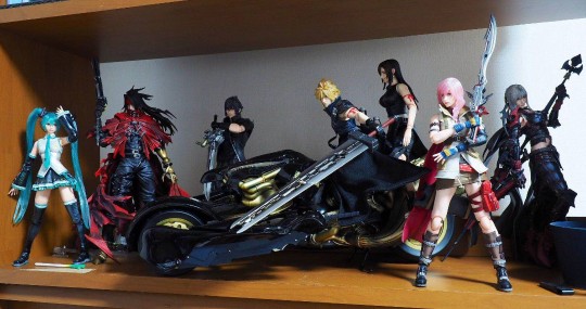 PlayArts改 最终幻想VII Advent Children 克劳德・史特莱夫&芬里尔狼