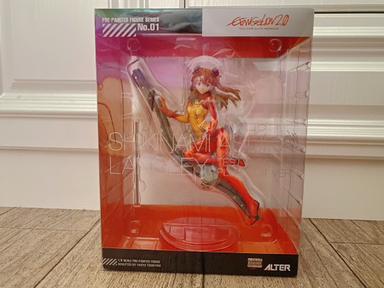 废墟上的小姑娘