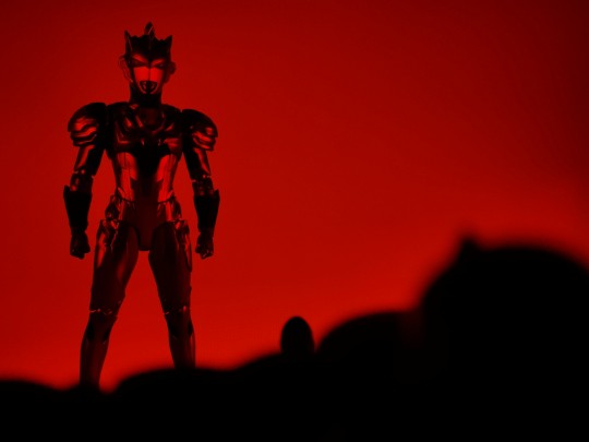 ______，睁开眼睛，我是哦斯超人。