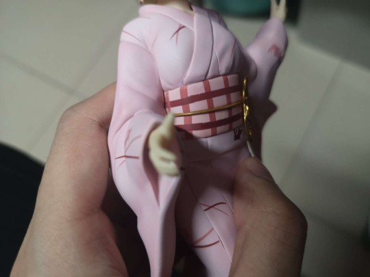 随便拍两张做个参考我觉得挺好看的，就是胸前有点做工瑕疵