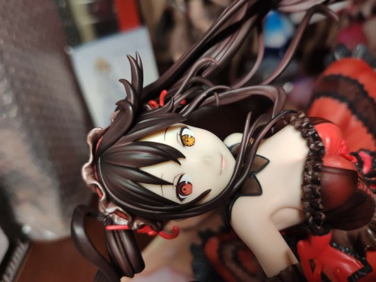 枪弹大作战限定狂三
终于到货了，很开心😂第一次买带这么多特典的限定手办，和黑猫一起买回来啦✧٩(ˊωˋ*)و✧
造型非常独特，是一个水面后跃的场景，做工比较精致，基本没有中奖，肤色偏白，裙摆随风撩起，从某个角度平视，美腿一览无遗，全身也仅靠这只左腿支撑，就我个人觉得，这手办不能长时间摆，因为全身重量一直在压着左腿，对手办这种材质来说应力不小，时间长了肯定会变形。
比例方面，外传三三要更大一些，对比之前1/7的，这个像是1/6或者1/5
约战不倒！陪你到老！我爱三三！Ｏ(≧▽≦)Ｏ ！