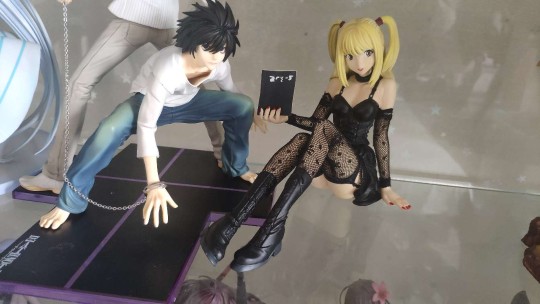 弥海砂手办   比HM的这一对比例虽然大了一点点  但是摆一起感觉还挺般配的