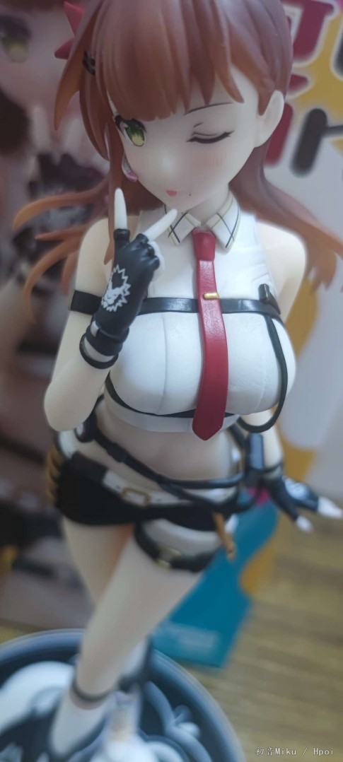 绮良Kira个人评测（不代表大货品质，跟老板反馈会改进）
厂家是做珞珈和紫雯的厂家
众筹价198元，软胶手办，
盒子外表，还有内盒没有胶条封口，这个可能会对一些全新党感觉不友好，后续会跟厂家反馈

底座和本体是一体式的，衣服上面的涂装也是挺不错的，没有溢色，远离10cm看，不会像手机渣拍一样。

头发是有点透明的，涂装也没有溢色，瑕疵什么的。但是头顶有一个装配线，是个硬伤。


手办本体方面，
大长腿，大乃子，肌肤方面有一点白里透红。
整个手办就只有腿的部位还有肚子和腰部位，还有胸的部位是软胶，脸和脖子的地方也是软胶。摸上去的感觉很棒，软软的感觉让人想一直按着，但一旦太大力的话就会摸到里面的支架，这是法避免的。
拍了视频，后续会上传b站