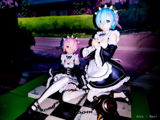 这几天把从零开始的异世界给补完了，蕾姆第二季开头就歇13了，让我悲痛欲绝，难以下咽，但是，我竟然1100收到了revolve的雷姆拉姆，真是捡了大白菜。拉姆的面相很耐看，比蕾姆的面相好很多（但我爱蕾姆）。这款膝盖的位置容易蹭色，所以要拿东西垫着，总而言之，我爱蕾姆！！！赶紧出第三季吧qql