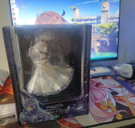 头发略显塑料 实物比官图漂亮 替换脸掰了半天没掰下来整了半天没敢装 还有就是就是裙摆太大莫名想到棉被王