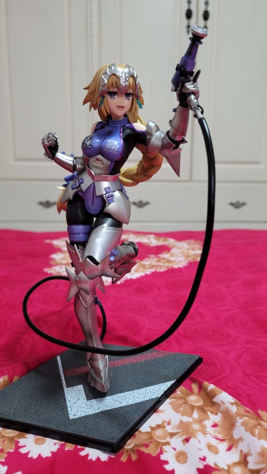 贞德赛车女郎到了，这个臀很不错，马尾辫很粗！