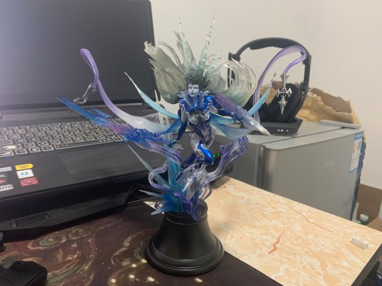 情感动作送的手办 还行