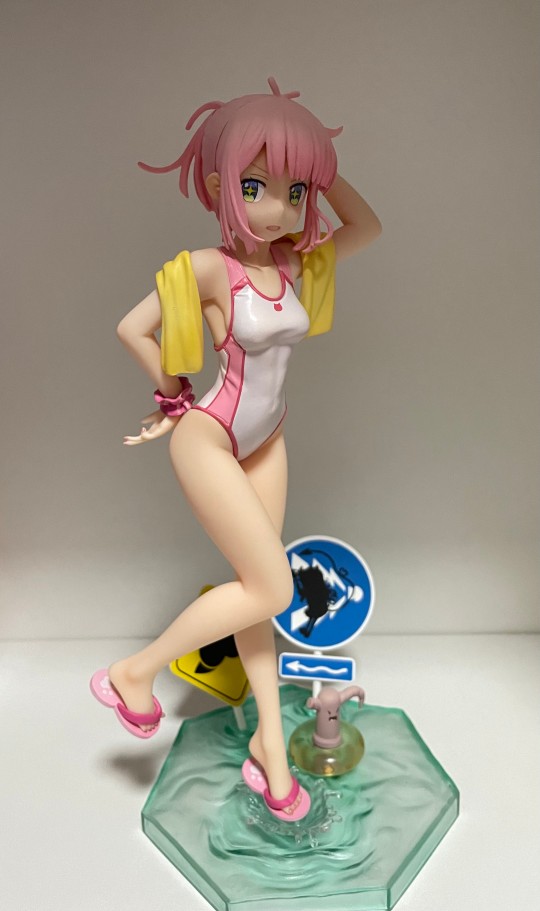 中规中矩吧  左脚插得不是很深  怕歪 放的时候右脚给她靠了下依托物