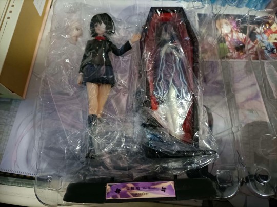 刚收的见崎鸣，请问下人偶下滑是通病吗？还有脚桩也是真难按