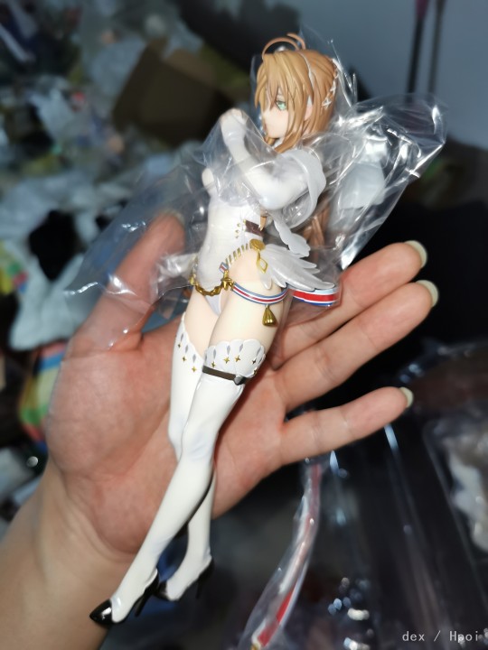 没玩过这个游戏 不知道崩了没有 但和官图有出入是肯定的