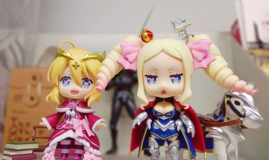 呆毛萝莉王与牛角包头骑士